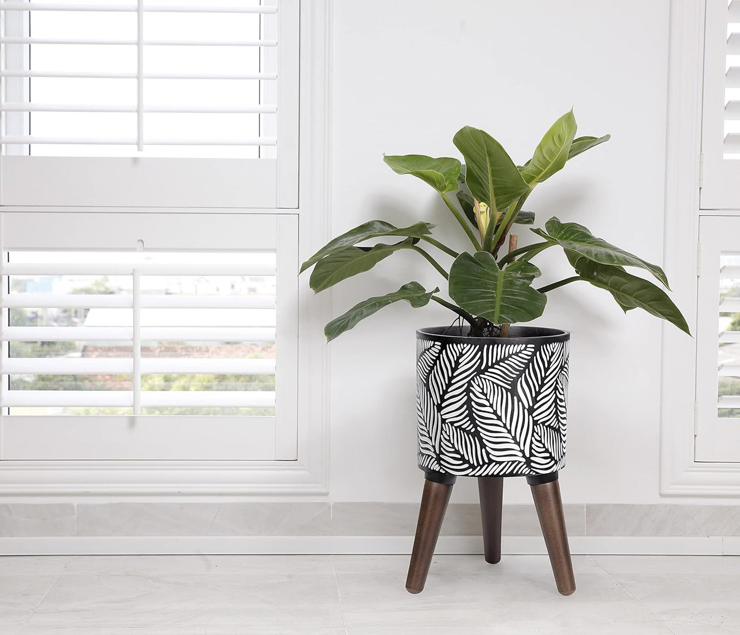 D'vine Dev 8 Inch Planter Pot with Stand, Mid-Century Tall Plant Pot with Legs for Indoor Plants, Small, White/Grey, 88-L-A-7