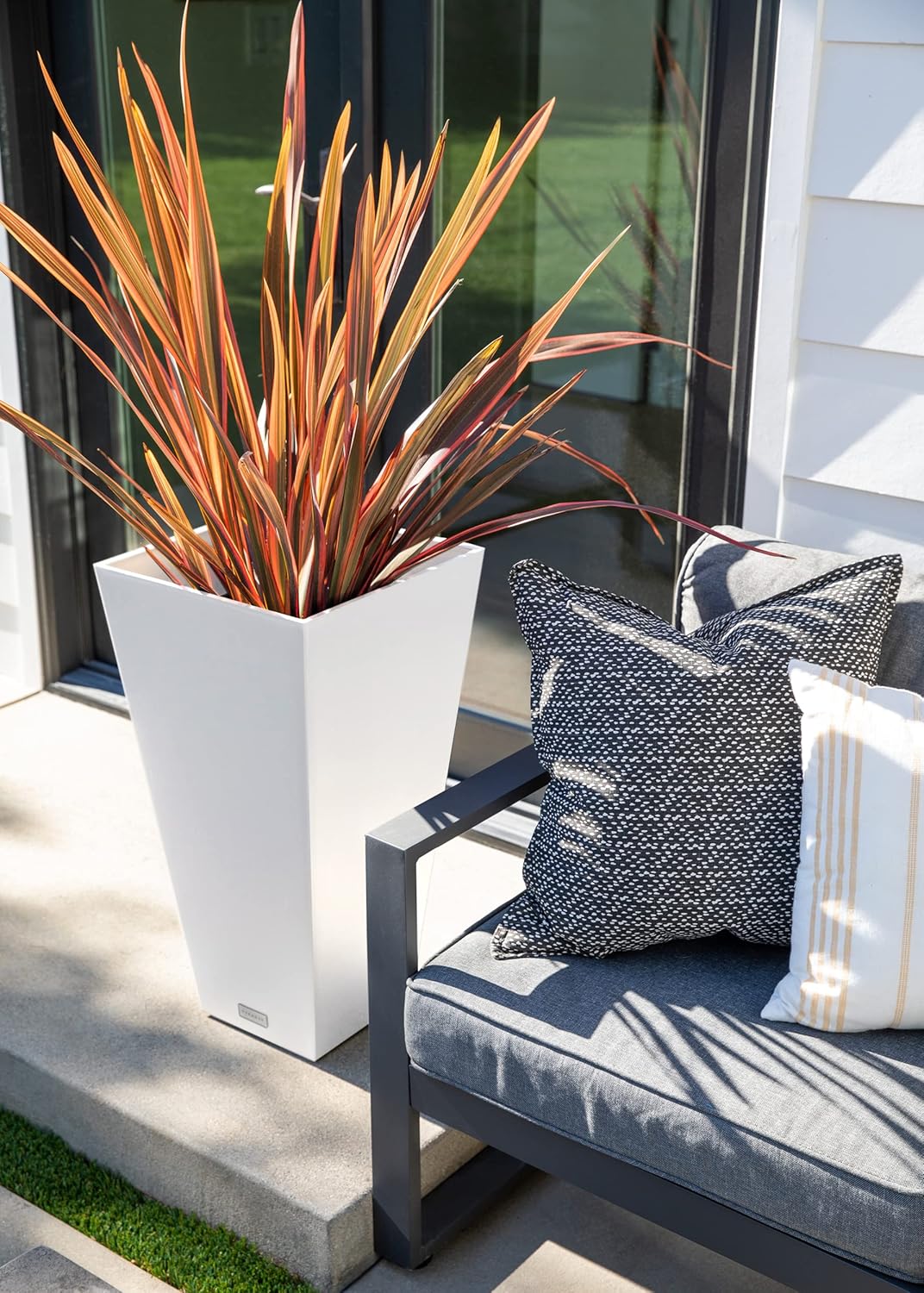 Veradek V-Resin Indoor/Outdoor Taper Planter (30 inch, White)