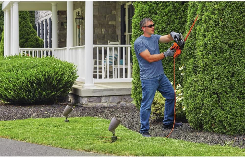 BLACK+DECKER Hedge Trimmer with Saw, 20-Inch, Corded (BEHTS300)