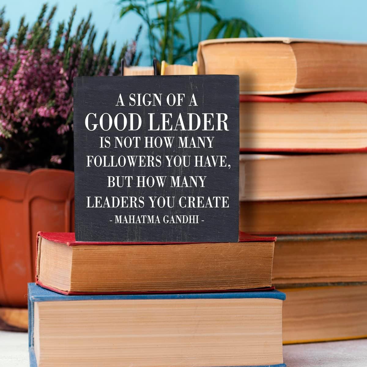 HTBIG A Sign of A Good Leader Desk Decor Sign, Office Decor For Boss Leader Gifts, Rustic Wood Sign for Boss Mentor Home Office Desk Shelf Table Decoration Gift