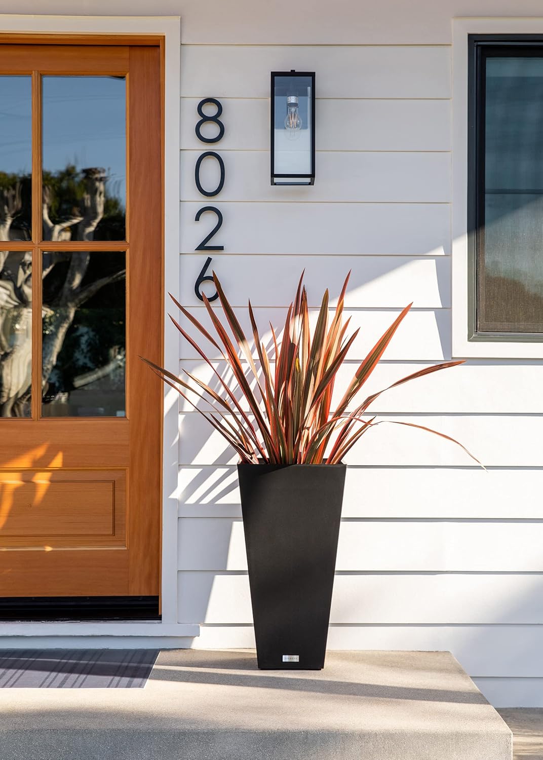 Veradek V-Resin Indoor/Outdoor Taper Planter (30 inch, Black)