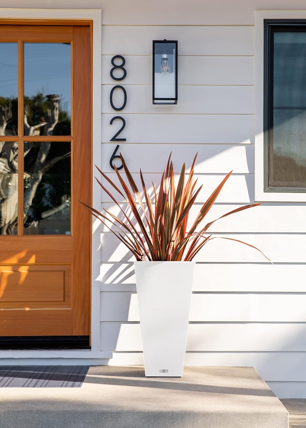 Veradek V-Resin Indoor/Outdoor Taper Planter (26 inch, White)